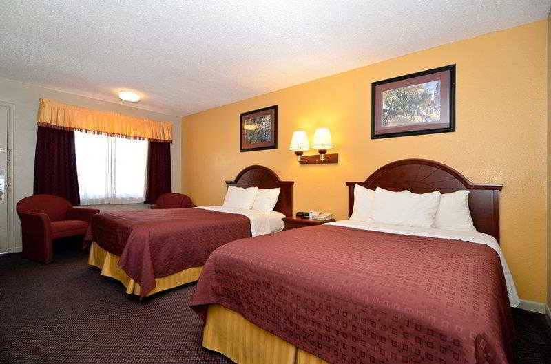 Best Western Delhi Inn Room photo