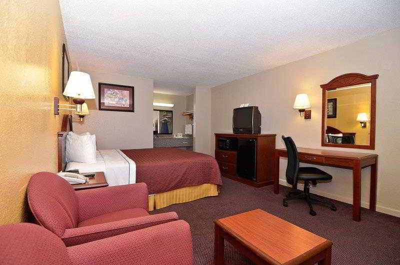 Best Western Delhi Inn Room photo