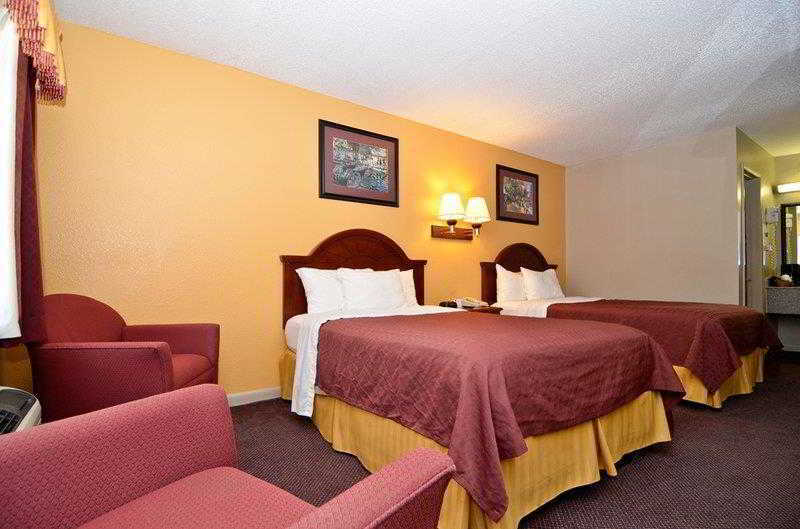 Best Western Delhi Inn Room photo