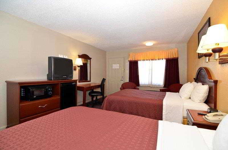 Best Western Delhi Inn Room photo