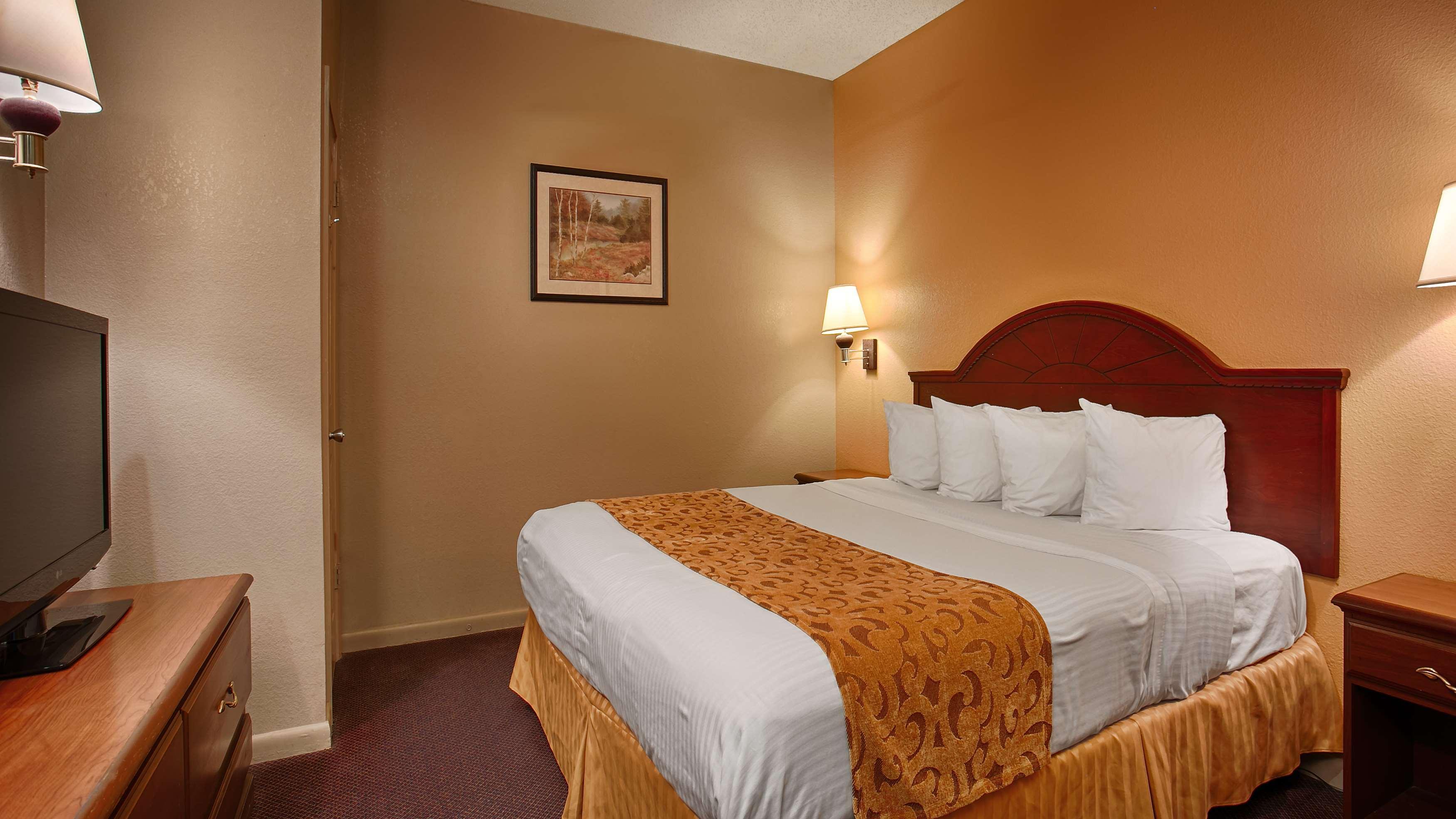 Best Western Delhi Inn Exterior photo