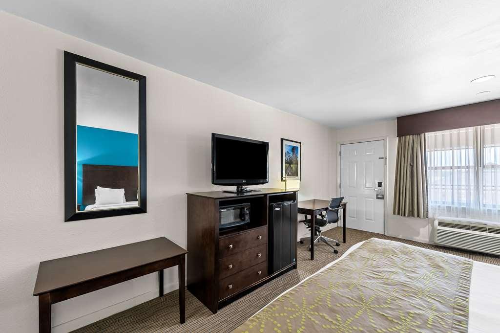 Best Western Delhi Inn Room photo