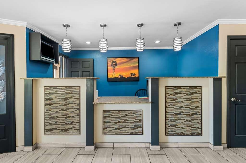 Best Western Delhi Inn Interior photo