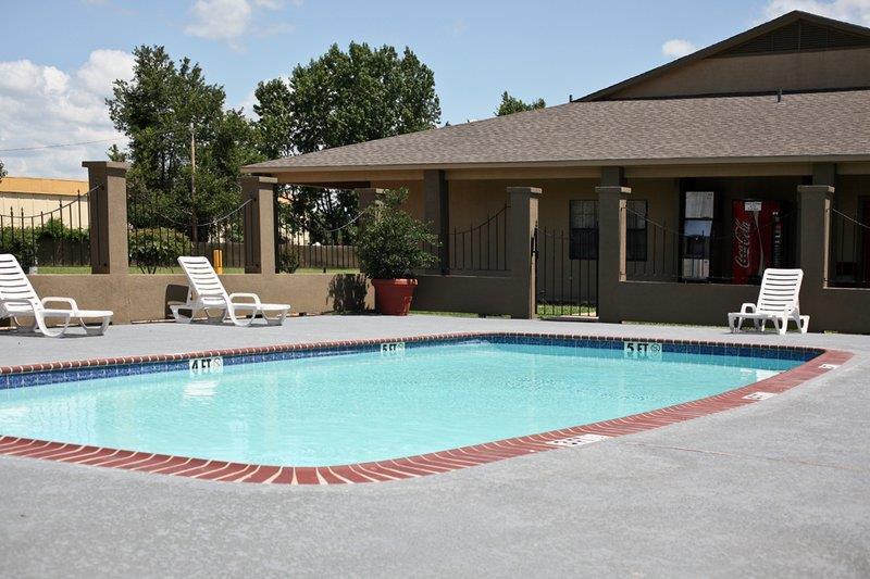 Best Western Delhi Inn Exterior photo